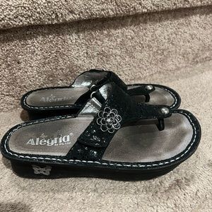 Algeria Carina Night Poppy Thong Wedge Sandal Perforated Floral Black Size 36